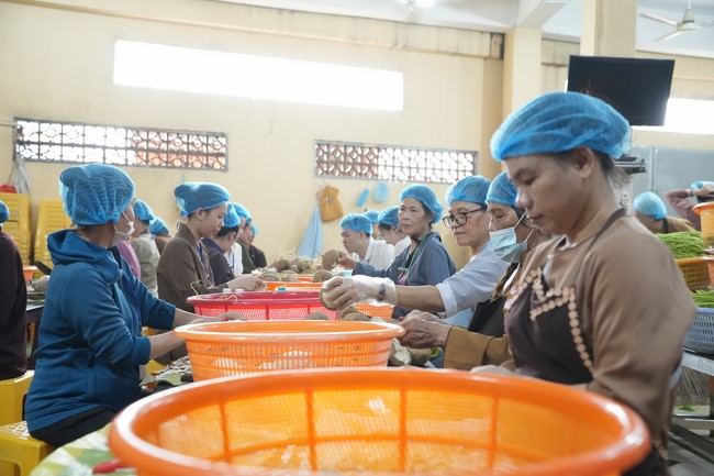 Dharma Talk One word of grace, one blessing thing by Nun Thich Nu Tâm Tâm – The 106th Seven-Day Retreat