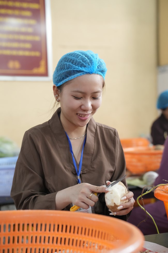 Dharma Talk One word of grace, one blessing thing by Nun Thich Nu Tâm Tâm – The 106th Seven-Day Retreat