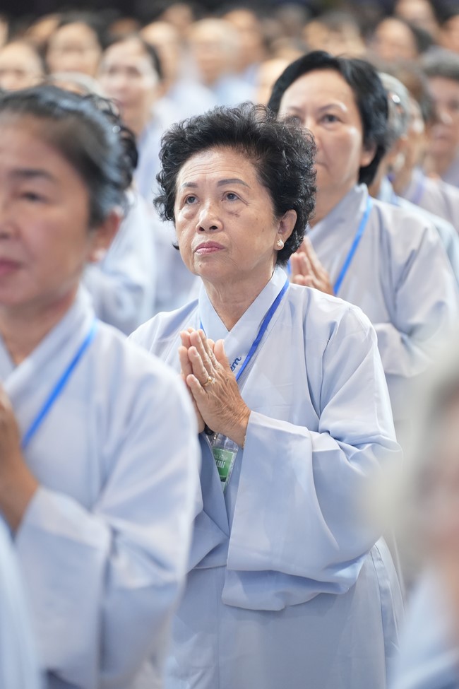 Dharma Talk One word of grace, one blessing thing by Nun Thich Nu Tâm Tâm – The 106th Seven-Day Retreat