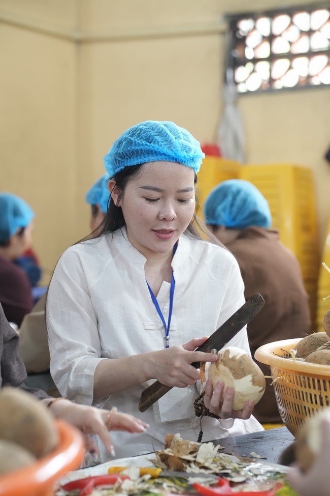 Dharma Talk One word of grace, one blessing thing by Nun Thich Nu Tâm Tâm – The 106th Seven-Day Retreat