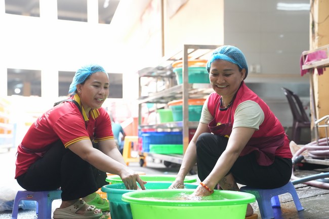 Dharma Talk One word of grace, one blessing thing by Nun Thich Nu Tâm Tâm – The 106th Seven-Day Retreat