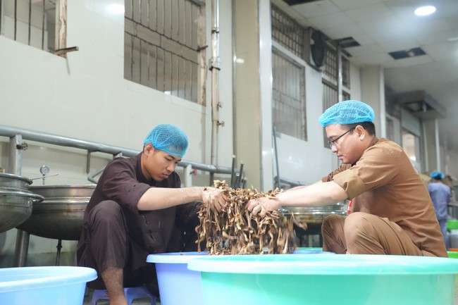 Dharma Talk One word of grace, one blessing thing by Nun Thich Nu Tâm Tâm – The 106th Seven-Day Retreat