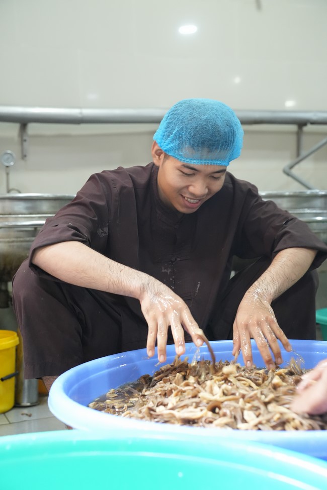 Dharma Talk One word of grace, one blessing thing by Nun Thich Nu Tâm Tâm – The 106th Seven-Day Retreat