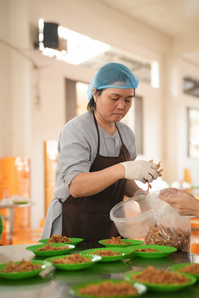 Dharma Talk One word of grace, one blessing thing by Nun Thich Nu Tâm Tâm – The 106th Seven-Day Retreat