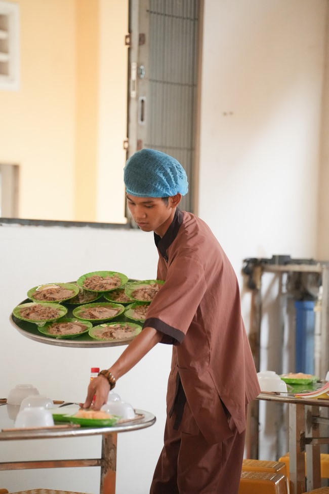 Dharma Talk One word of grace, one blessing thing by Nun Thich Nu Tâm Tâm – The 106th Seven-Day Retreat