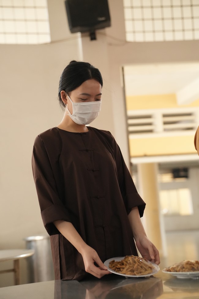 Dharma Talk One word of grace, one blessing thing by Nun Thich Nu Tâm Tâm – The 106th Seven-Day Retreat