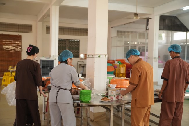 Dharma Talk One word of grace, one blessing thing by Nun Thich Nu Tâm Tâm – The 106th Seven-Day Retreat