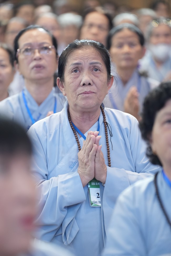 Dharma Talk One word of grace, one blessing thing by Nun Thich Nu Tâm Tâm – The 106th Seven-Day Retreat