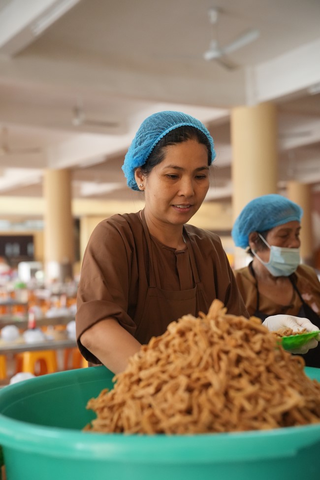 Dharma Talk One word of grace, one blessing thing by Nun Thich Nu Tâm Tâm – The 106th Seven-Day Retreat