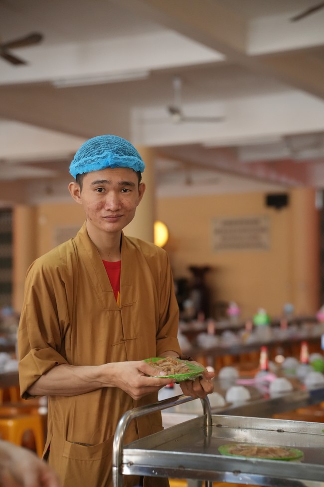 Dharma Talk One word of grace, one blessing thing by Nun Thich Nu Tâm Tâm – The 106th Seven-Day Retreat