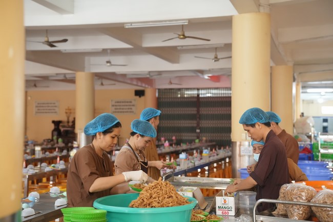 Dharma Talk One word of grace, one blessing thing by Nun Thich Nu Tâm Tâm – The 106th Seven-Day Retreat