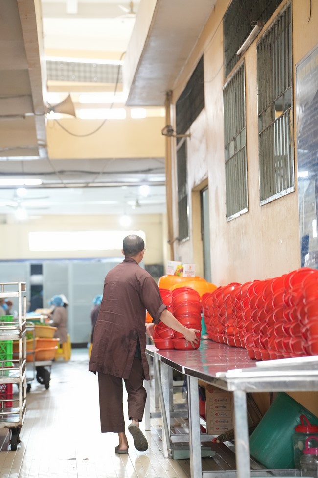 Dharma Talk One word of grace, one blessing thing by Nun Thich Nu Tâm Tâm – The 106th Seven-Day Retreat