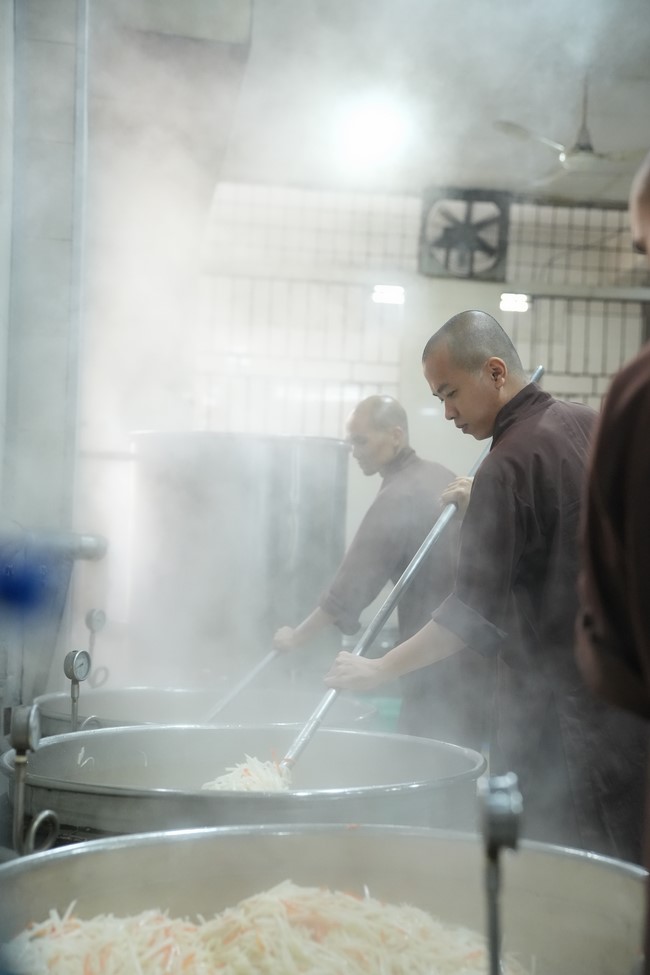 Dharma Talk One word of grace, one blessing thing by Nun Thich Nu Tâm Tâm – The 106th Seven-Day Retreat