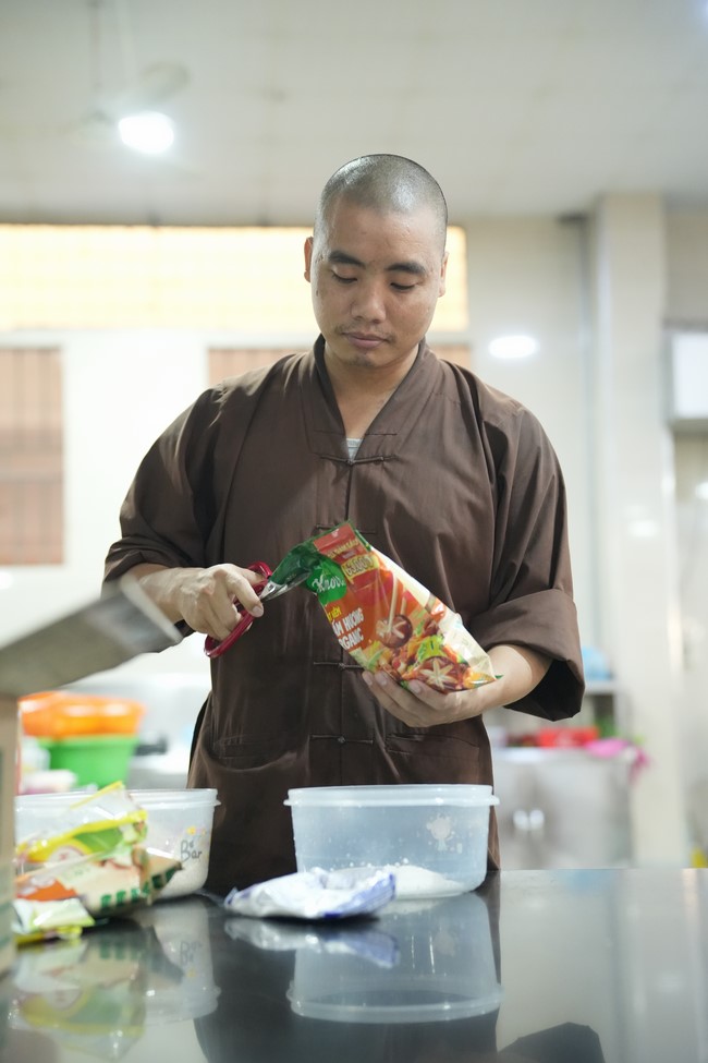 Dharma Talk One word of grace, one blessing thing by Nun Thich Nu Tâm Tâm – The 106th Seven-Day Retreat