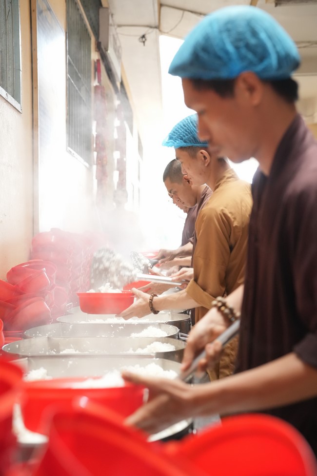 Dharma Talk One word of grace, one blessing thing by Nun Thich Nu Tâm Tâm – The 106th Seven-Day Retreat