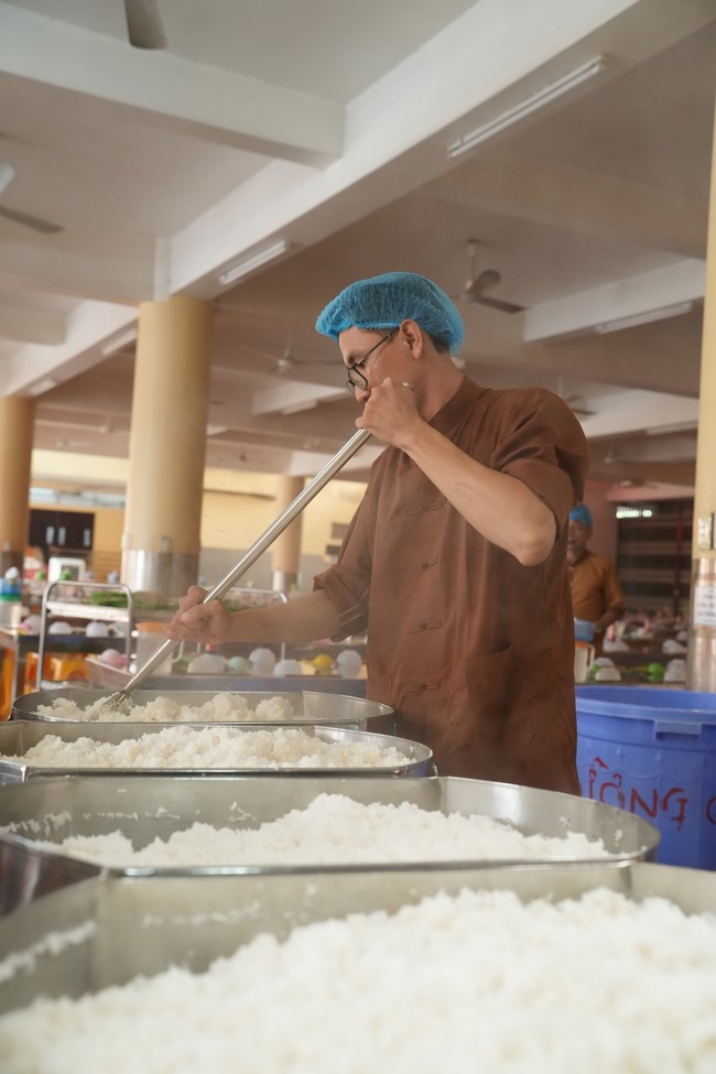 Dharma Talk One word of grace, one blessing thing by Nun Thich Nu Tâm Tâm – The 106th Seven-Day Retreat