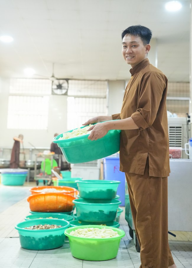 Dharma Talk One word of grace, one blessing thing by Nun Thich Nu Tâm Tâm – The 106th Seven-Day Retreat