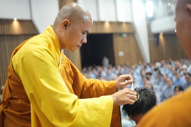 Lễ Thế Phát Xuất Gia - Chùa Hoằng Pháp