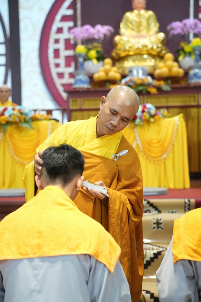 Lễ Thế Phát Xuất Gia - Chùa Hoằng Pháp