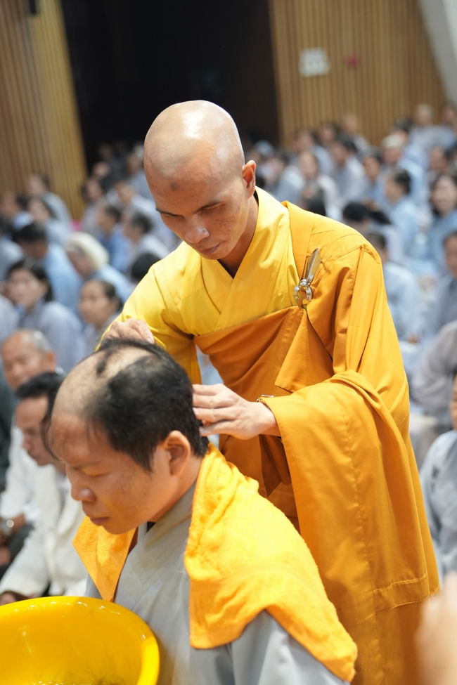 Lễ Thế Phát Xuất Gia - Chùa Hoằng Pháp