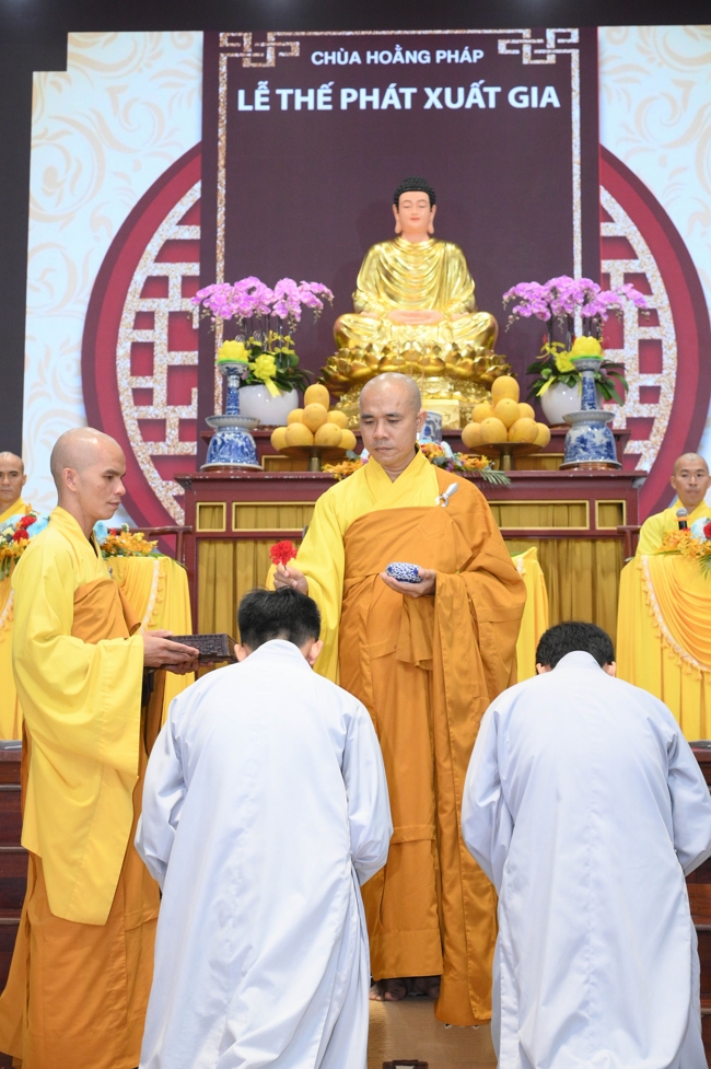 Lễ Thế Phát Xuất Gia - Chùa Hoằng Pháp