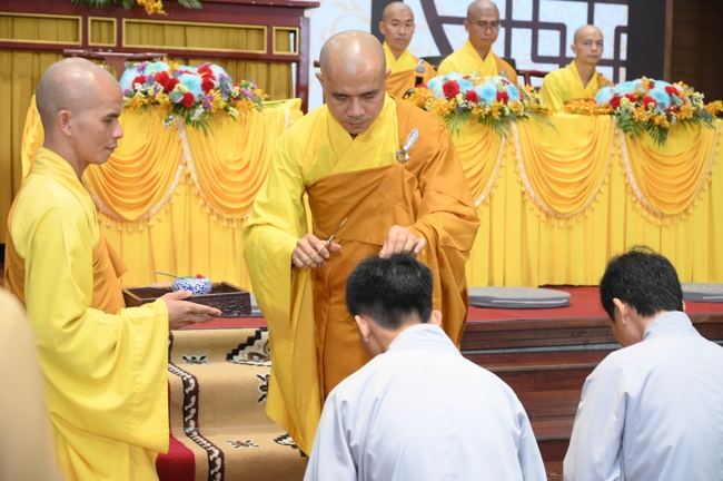 Lễ Thế Phát Xuất Gia - Chùa Hoằng Pháp