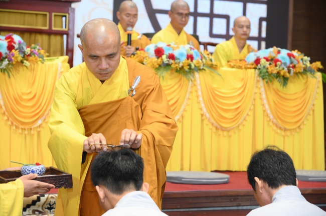 Lễ Thế Phát Xuất Gia - Chùa Hoằng Pháp