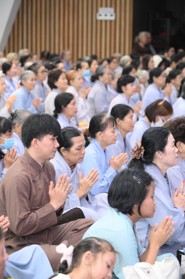 Khóa tu niệm Phật một ngày.