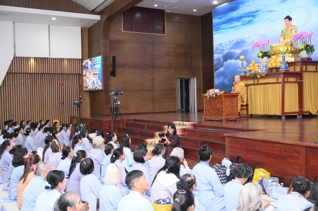 Khóa tu niệm Phật một ngày.