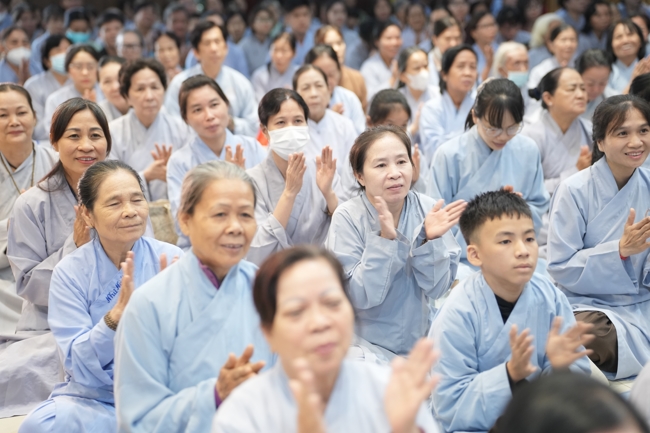 Khóa tu niệm Phật một ngày.