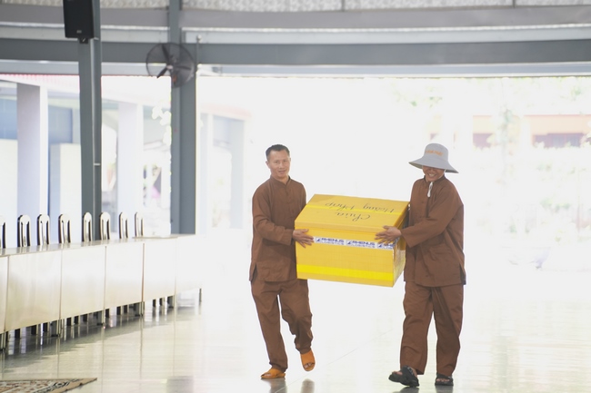 Gia đình Phật tử Giác Bổn và quý Phật tử ẩn danh phát tâm cúng dường 700 phần sữa chua nếp cẩm và 700 chai sữa rau má đến Học viện Phật giáo Việt Nam tại TP. Hồ Chí Minh (cơ sở 2, xã Bình Lợi) và chùa Thanh Tâm.