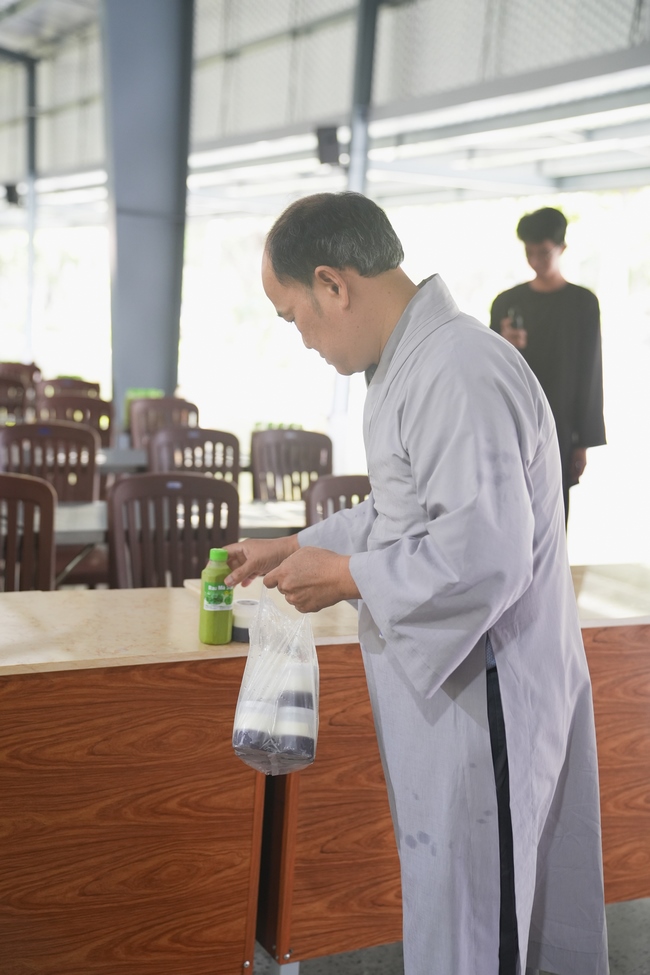 Gia đình Phật tử Giác Bổn và quý Phật tử ẩn danh phát tâm cúng dường 700 phần sữa chua nếp cẩm và 700 chai sữa rau má đến Học viện Phật giáo Việt Nam tại TP. Hồ Chí Minh (cơ sở 2, xã Bình Lợi) và chùa Thanh Tâm.
