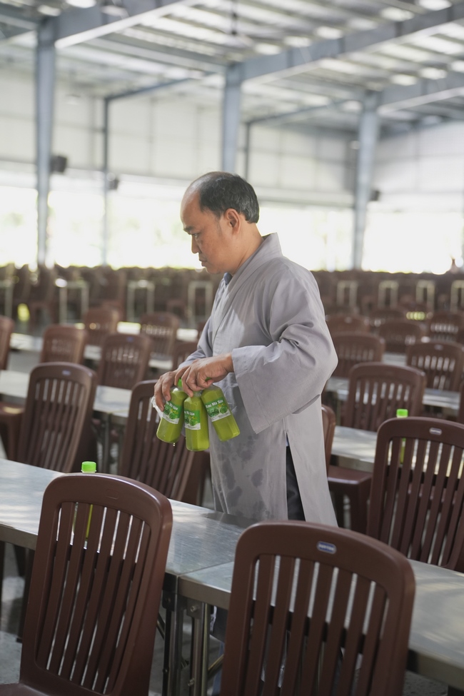 Gia đình Phật tử Giác Bổn và quý Phật tử ẩn danh phát tâm cúng dường 700 phần sữa chua nếp cẩm và 700 chai sữa rau má đến Học viện Phật giáo Việt Nam tại TP. Hồ Chí Minh (cơ sở 2, xã Bình Lợi) và chùa Thanh Tâm.