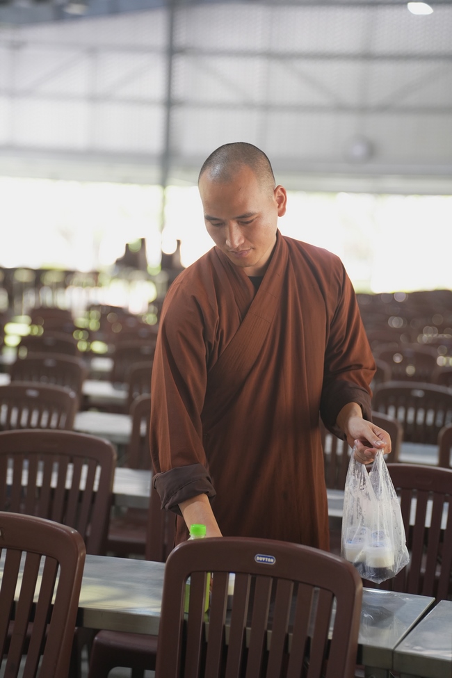 Gia đình Phật tử Giác Bổn và quý Phật tử ẩn danh phát tâm cúng dường 700 phần sữa chua nếp cẩm và 700 chai sữa rau má đến Học viện Phật giáo Việt Nam tại TP. Hồ Chí Minh (cơ sở 2, xã Bình Lợi) và chùa Thanh Tâm.