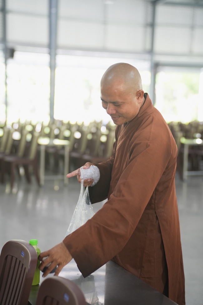 Gia đình Phật tử Giác Bổn và quý Phật tử ẩn danh phát tâm cúng dường 700 phần sữa chua nếp cẩm và 700 chai sữa rau má đến Học viện Phật giáo Việt Nam tại TP. Hồ Chí Minh (cơ sở 2, xã Bình Lợi) và chùa Thanh Tâm.