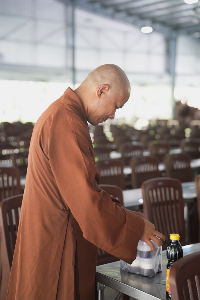 Gia đình Phật tử Giác Bổn và quý Phật tử ẩn danh phát tâm cúng dường 700 phần sữa chua nếp cẩm và 700 chai sữa rau má đến Học viện Phật giáo Việt Nam tại TP. Hồ Chí Minh (cơ sở 2, xã Bình Lợi) và chùa Thanh Tâm.