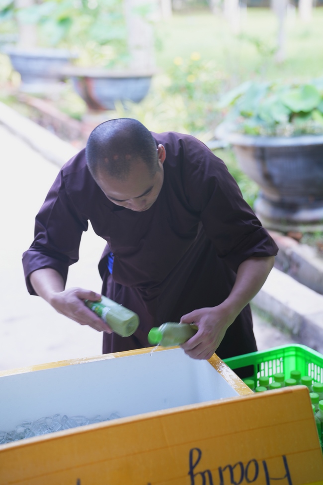 Gia đình Phật tử Giác Bổn và quý Phật tử ẩn danh phát tâm cúng dường 700 phần sữa chua nếp cẩm và 700 chai sữa rau má đến Học viện Phật giáo Việt Nam tại TP. Hồ Chí Minh (cơ sở 2, xã Bình Lợi) và chùa Thanh Tâm.