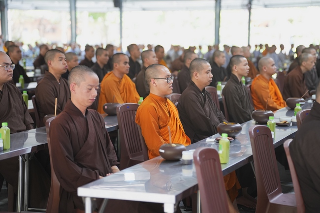 Gia đình Phật tử Giác Bổn và quý Phật tử ẩn danh phát tâm cúng dường 700 phần sữa chua nếp cẩm và 700 chai sữa rau má đến Học viện Phật giáo Việt Nam tại TP. Hồ Chí Minh (cơ sở 2, xã Bình Lợi) và chùa Thanh Tâm.