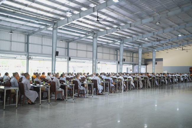 Gia đình Phật tử Giác Bổn và quý Phật tử ẩn danh phát tâm cúng dường 700 phần sữa chua nếp cẩm và 700 chai sữa rau má đến Học viện Phật giáo Việt Nam tại TP. Hồ Chí Minh (cơ sở 2, xã Bình Lợi) và chùa Thanh Tâm.
