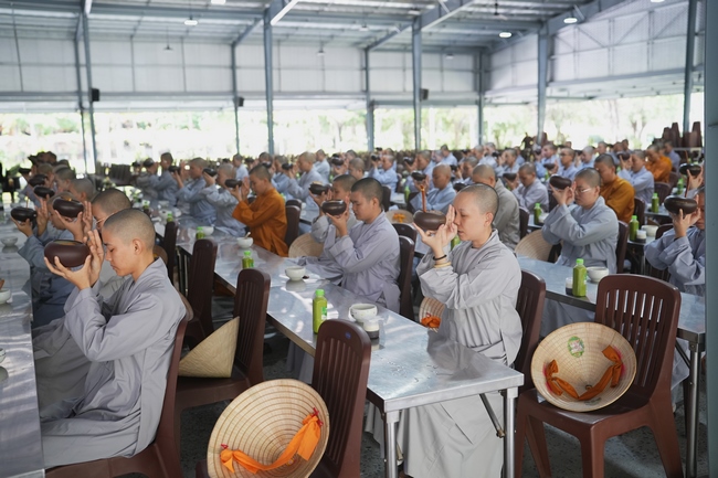 Gia đình Phật tử Giác Bổn và quý Phật tử ẩn danh phát tâm cúng dường 700 phần sữa chua nếp cẩm và 700 chai sữa rau má đến Học viện Phật giáo Việt Nam tại TP. Hồ Chí Minh (cơ sở 2, xã Bình Lợi) và chùa Thanh Tâm.