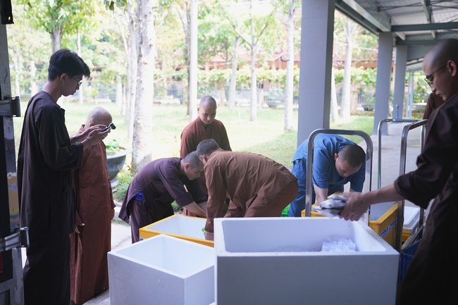 Gia đình Phật tử Giác Bổn và quý Phật tử ẩn danh phát tâm cúng dường 700 phần sữa chua nếp cẩm và 700 chai sữa rau má đến Học viện Phật giáo Việt Nam tại TP. Hồ Chí Minh (cơ sở 2, xã Bình Lợi) và chùa Thanh Tâm.