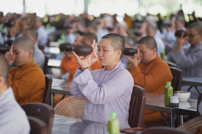 Gia đình Phật tử Giác Bổn và quý Phật tử ẩn danh phát tâm cúng dường 700 phần sữa chua nếp cẩm và 700 chai sữa rau má đến Học viện Phật giáo Việt Nam tại TP. Hồ Chí Minh (cơ sở 2, xã Bình Lợi) và chùa Thanh Tâm.