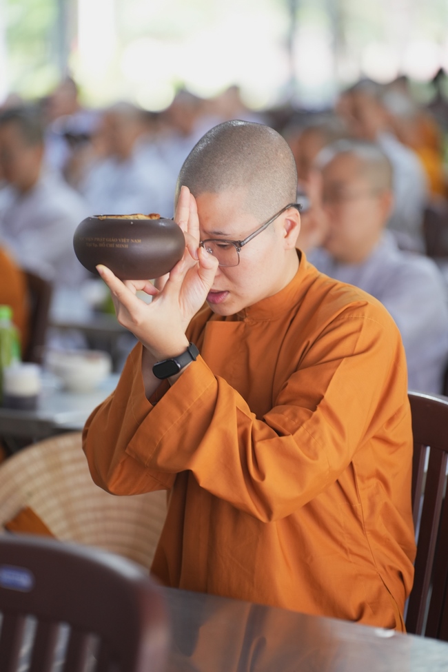 Gia đình Phật tử Giác Bổn và quý Phật tử ẩn danh phát tâm cúng dường 700 phần sữa chua nếp cẩm và 700 chai sữa rau má đến Học viện Phật giáo Việt Nam tại TP. Hồ Chí Minh (cơ sở 2, xã Bình Lợi) và chùa Thanh Tâm.