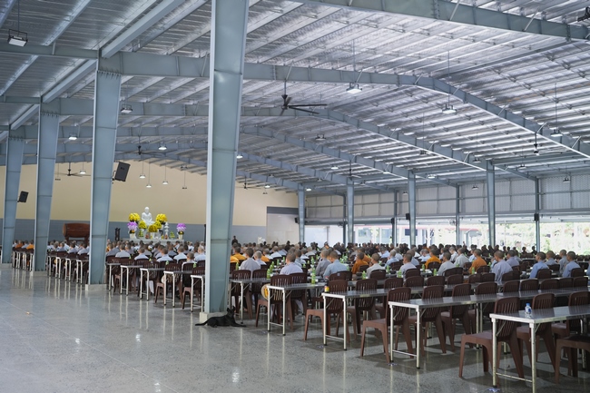 Gia đình Phật tử Giác Bổn và quý Phật tử ẩn danh phát tâm cúng dường 700 phần sữa chua nếp cẩm và 700 chai sữa rau má đến Học viện Phật giáo Việt Nam tại TP. Hồ Chí Minh (cơ sở 2, xã Bình Lợi) và chùa Thanh Tâm.