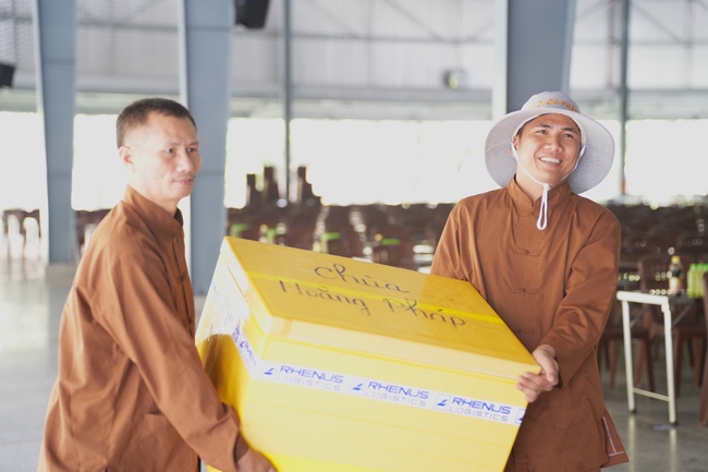 Gia đình Phật tử Giác Bổn và quý Phật tử ẩn danh phát tâm cúng dường 700 phần sữa chua nếp cẩm và 700 chai sữa rau má đến Học viện Phật giáo Việt Nam tại TP. Hồ Chí Minh (cơ sở 2, xã Bình Lợi) và chùa Thanh Tâm.