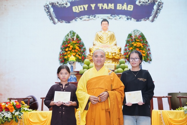 The 4th Three-Jewel Refuge Ceremony of 2026 – Hoang Phap Pagoda.