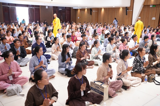 The 4th Three-Jewel Refuge Ceremony of 2026 – Hoang Phap Pagoda.