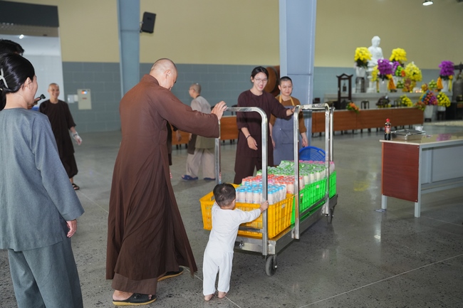 Gia đình Phật tử Ngọc Tồn phát tâm cúng dường 700 chai sữa chua lên men Thái Lan đến Học viện Phật giáo Việt Nam tại TP. Hồ Chí Minh (cơ sở 2, xã Bình Lợi) và chùa Thanh Tâm.