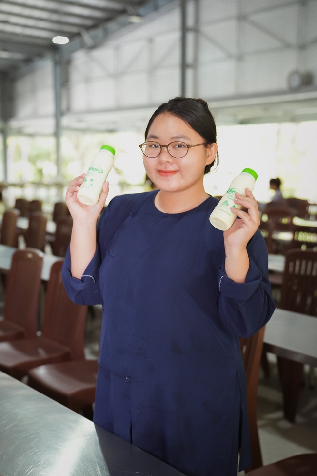 Gia đình Phật tử Ngọc Tồn phát tâm cúng dường 700 chai sữa chua lên men Thái Lan đến Học viện Phật giáo Việt Nam tại TP. Hồ Chí Minh (cơ sở 2, xã Bình Lợi) và chùa Thanh Tâm.