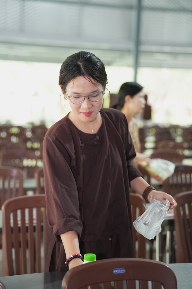 Gia đình Phật tử Ngọc Tồn phát tâm cúng dường 700 chai sữa chua lên men Thái Lan đến Học viện Phật giáo Việt Nam tại TP. Hồ Chí Minh (cơ sở 2, xã Bình Lợi) và chùa Thanh Tâm.